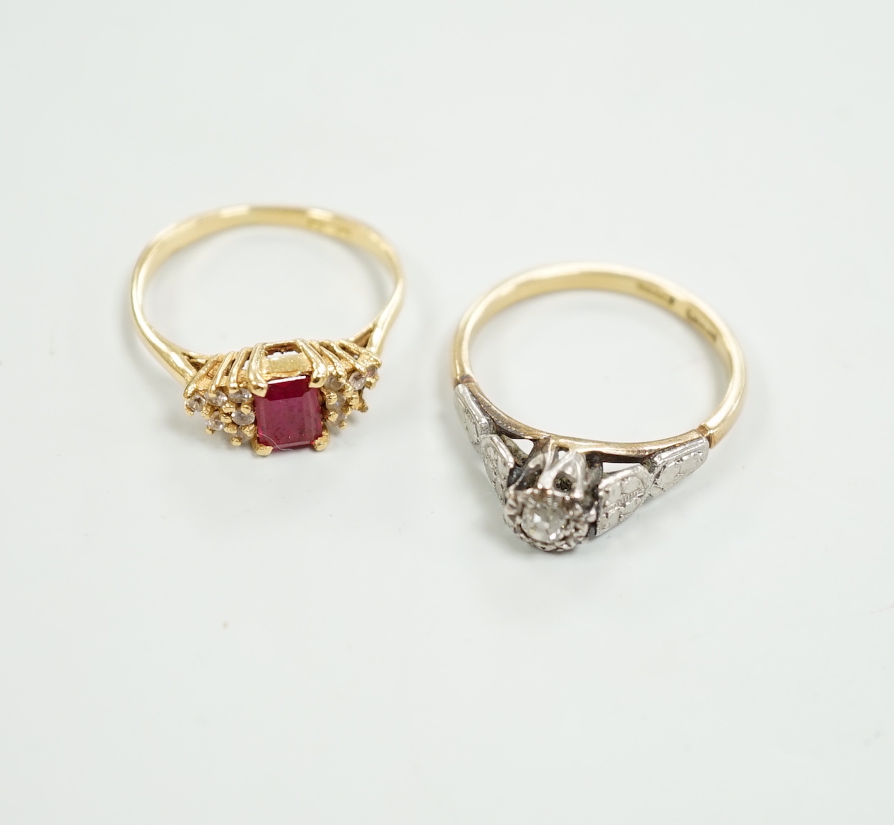 Two 18ct and gem set rings, including illusion set diamond, gross weight 5.5 grams.